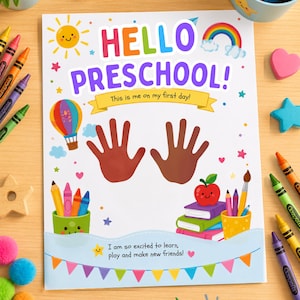 Peut inclure: Une affiche en papier blanc avec le texte HELLO PRESCHOOL! This is me on my first day! et I am so excited to learn, play and make new friends! L'affiche présente des illustrations colorées d'un soleil, d'un arc-en-ciel, d'une montgolfière, de livres, d'une pomme et de deux empreintes de mains brunes au centre.