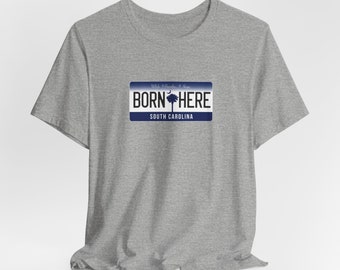 Camiseta unisex de manga corta con matrícula Born Here de Carolina del Sur