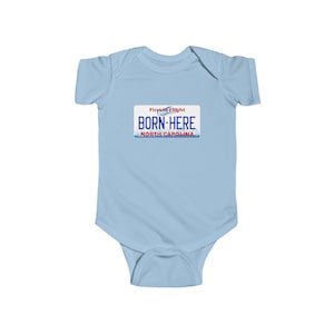 Body de jersey fino con matrícula de Carolina del Norte, regalo único de Carolina del Norte, para bebé recién nacido Light Blue