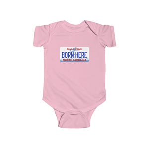 Body de jersey fino con matrícula de Carolina del Norte, regalo único de Carolina del Norte, para bebé recién nacido Pink