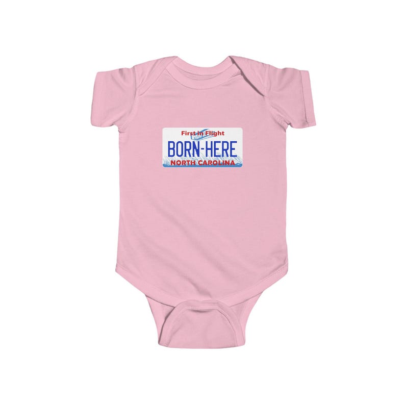 Body de jersey fino con matrícula de Carolina del Norte, regalo único de Carolina del Norte, para bebé recién nacido Pink