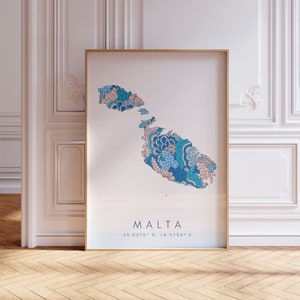 Malta mapa imprimir estilo minimalista arte de pared azul pastel, decoración de impresión de arte de Malta para el hogar o regalo, cartel del mapa de viaje de color vertical del país de Malta