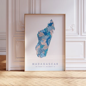 Madagaskar Karte Print Minimal Style Pastell Blau Wandkunst, Madagaskar Art Print Dekor für Haus oder Geschenk, Madagaskar vertikale Farbe Reise Karte
