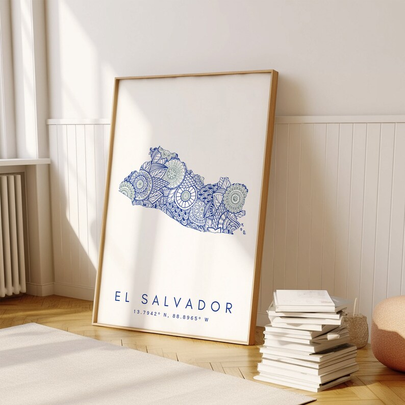Peut inclure: Une illustration de style mandala bleue et verte de la silhouette d'El Salvador. Le texte "EL SALVADOR" et les coordonn&eacute;es "13.7942&deg; N, 88.8965&deg; W" sont imprim&eacute;s sous la carte.