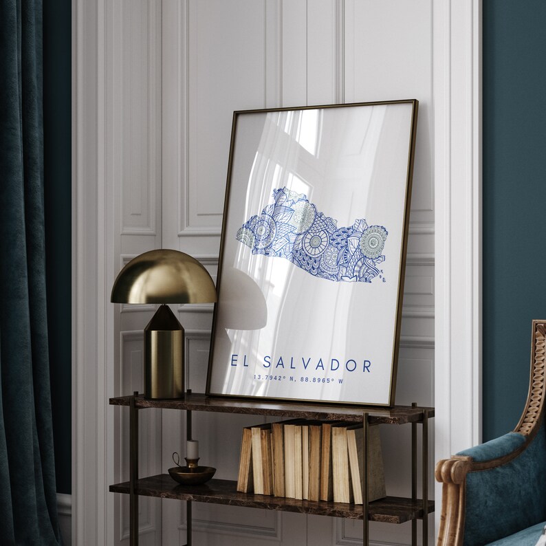 Peut inclure: Une impression encadr&eacute;e d'une carte du Salvador de style mandala bleu et blanc. L'impression est sur fond blanc et comprend le texte "El Salvador 13.7942&deg; N, 88.8965&deg; W".