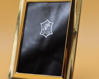 Isabel Cabanillas fotoram i sterlingsilver 925, 19×14 cm — Stämplat spanskt silver med gyllene finish, minimalistisk design