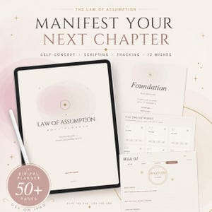 Peut inclure: Un planificateur d'objectifs numérique affiché sur un écran de tablette avec un stylet, présentant le texte The Law of Assumption Manifest Your Next Chapter. Inclut des pages pour le concept de soi, le scripting, le suivi et douze vœux.
