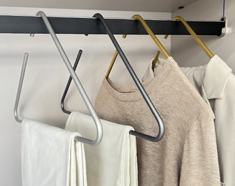 Driehoekige kleerhangers van goudkleurig aluminium: antislip opbergers