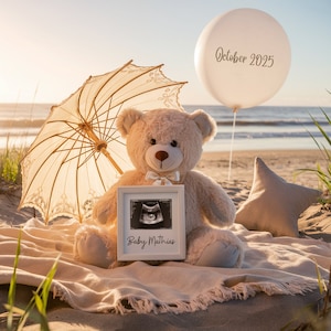 Modello modificabile per annuncio di gravidanza in spiaggia - Annuncio digitale neutro per neonato con orsetto estivo - Gravidanza di genere neutro