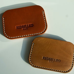 Tarjetero minimalista de piel vegetal color canela, regalo personal, tarjetero de crédito, cartera de piel flor, cartera unisex, piel americana