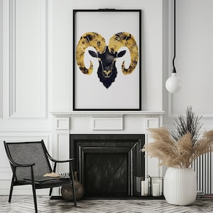 Peut inclure: Impression d'art encadrée représentant une tête de bélier en aquarelle. L'œuvre présente un visage noir et des cornes dorées sur fond blanc. L'impression est encadrée en noir, idéale pour la décoration intérieure.