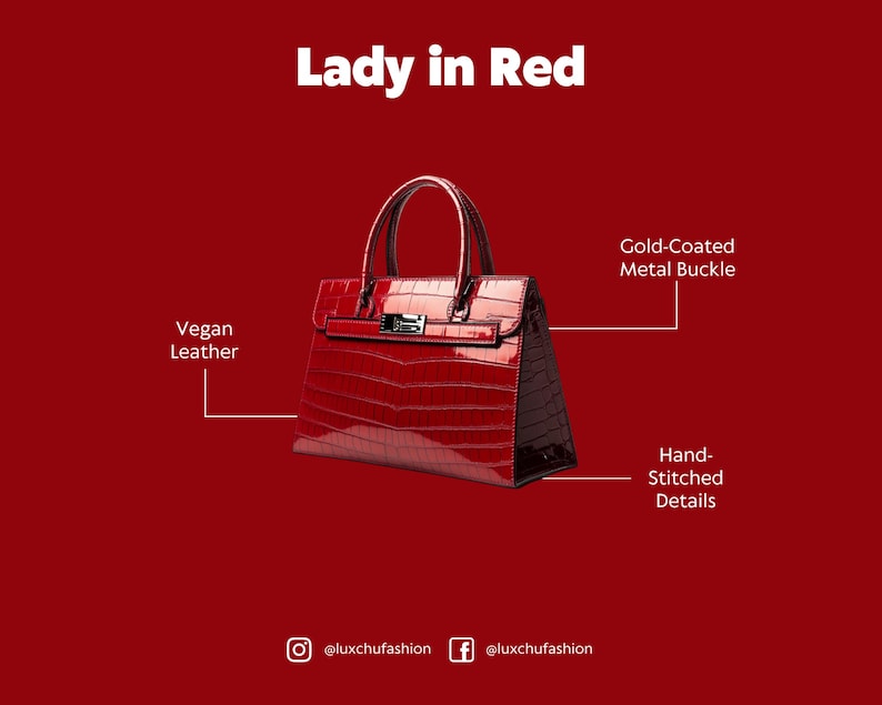 Pu&ograve; includere: Una borsa a mano in pelle vegana rossa con una fibbia in metallo dorato e dettagli cuciti a mano. La borsa ha una texture a coccodrillo in rilievo e un manico superiore.