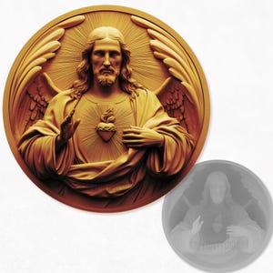 Puede incluir: Una detallada escultura en relieve de tono dorado de una figura con cabello largo, barba y manos extendidas, enmarcada en un círculo. La figura tiene un corazón con llamas en el pecho y está rodeada de alas y un halo radiante.