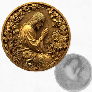 Op de afbeelding: Een gedetailleerd, goudkleurig reliëfbeeld van een figuur in gebed, omringd door bloemmotieven. De figuur knielt, met de handen voor zich gevouwen. Een kleinere, grijswaardenversie van het ontwerp is hieronder zichtbaar. Het ontwerp is cirkelvormig.