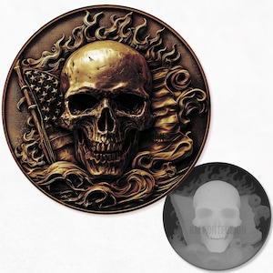 Puede incluir: Escultura circular en relieve de color bronce que representa una calavera detallada, una bandera estadounidense y llamas estilizadas. El diseño incluye detalles y texturas intrincados. Debajo, una versión más pequeña en escala de grises.