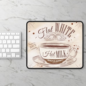 Alfombrilla de ratón para juegos con ilustración de café con leche plana / Taza de espresso vintage, tipografía de leche caliente