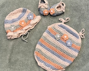 Conjunto de pelele, gorrito y patucos de crochet para bebé