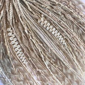 パウダリーブロンドのボヘミアンドレッドロックエクステンション：合成DEブレイドフルセット