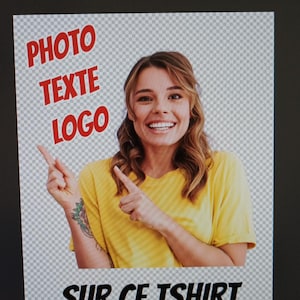 Könnte beinhalten: Eine Frau in einem gelben T-Shirt zeigt auf den Text "PHOTO TEXTE LOGO SUR CE TSHIRT" auf weißem Hintergrund.