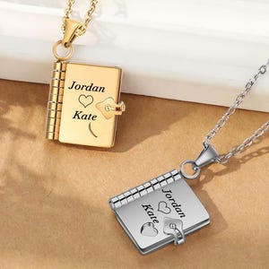 Collar con medallón de libro grabado personalizado, mini collar de libro con 6 páginas, regalo para amantes de los libros, joyería conmemorativa, regalos para hija de mamá y papá.