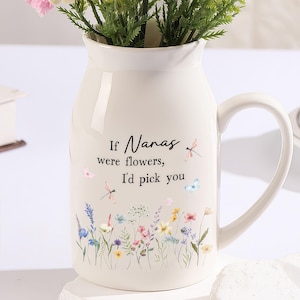 Pode incluir: Vaso de cerâmica branco com um design floral e o texto "Se as avós fossem flores, eu te escolheria".