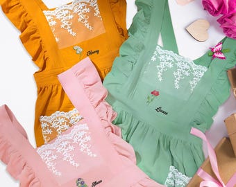 Personalisierte Backschürze mit Namen, benutzerdefinierte Geburtsblumenschürze, Leinenschürze mit Spitzentaschen, gestickte Küchenschürze, Gastgeschenk für Mutter