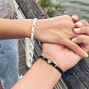 Juego de 2 pulseras personalizadas para parejas con dije dorado e inicial, Pulsera para parejas a juego, Pulseras de larga distancia, Regalo de aniversario para él