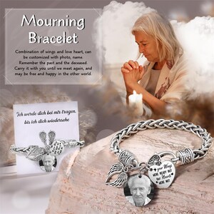 Puede incluir: Pulsera de plata con un dije que presenta un marco de fotos, alas de &aacute;ngel y un coraz&oacute;n con el texto "Tus alas estaban listas, pero nuestros corazones no".
