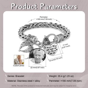 Puede incluir: Un brazalete de plata con un dije que presenta un marco de fotos y un dije en forma de coraz&oacute;n con el texto "your Wings WERE READY BUT Our Hearts WERE NOT". El brazalete tiene una circunferencia de 180 mm y pesa 35,4 g.