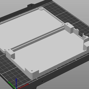 Könnte beinhalten: Eine weiße Plastikbox mit rechteckiger Form und einem erhöhten Rand. Die Box hat eine zweite, kleinere Box, die daran befestigt ist und ein zweistufiges Design erzeugt.