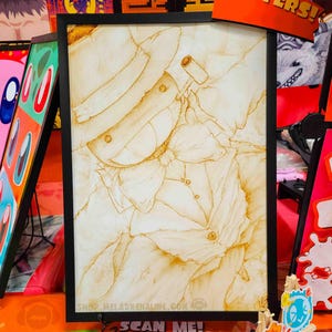 以下が含まれることがあります： 帽子と蝶ネクタイをつけたキャラクターの額縁入りイラスト。イラストは薄い茶色の背景に茶色系の色合いで描かれている。イラストの下部には「SHOP_MELADRENALINE.COM」と「SCAN ME!」の文字が見える。