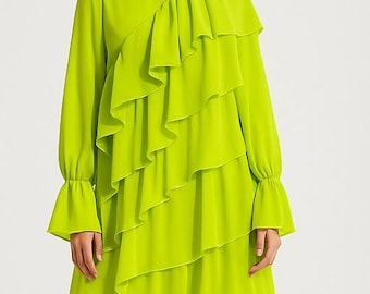 ライムグリーンのフリルミニドレス：ジョーゼット素材の長袖パーティードレス