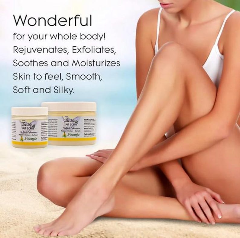 Puede incluir: Dos tarros de exfoliante de sal The Heyz con pi&ntilde;a, sobre un fondo de una persona sentada en una playa. El texto en los tarros dice: "&iexcl;Maravilloso para todo tu cuerpo! Rejuvenece, exfolia, calma e hidrata la piel para que se sienta suave, lisa y sedosa."