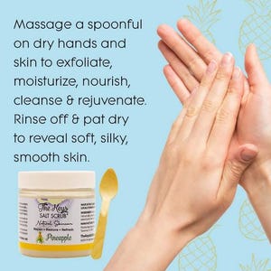 Puede incluir: Un frasco de "The Keys Salt Scrub" con texto "Pineapple", una cuchara de madera y manos. El texto en el frasco dice "Masajear una cucharada sobre las manos y la piel secas para exfoliar, hidratar, nutrir, limpiar y rejuvenecer."