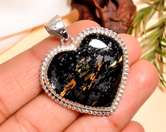 Ciondolo Nuummite a forma di cuore: gioiello in argento sterling con effetto dorato