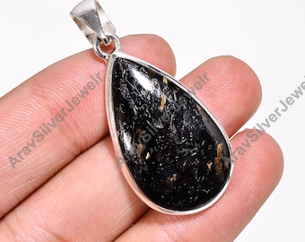 Ciondolo in argento sterling 925 con Nuummite della Groenlandia: gioielli con pietre preziose fatti a mano