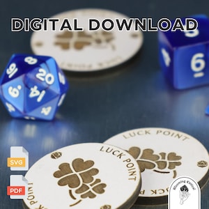 Puede incluir: Dos fichas de madera blancas con el texto "LUCK POINT" y un trébol de cuatro hojas. También hay un d20 azul y un d6 azul en la imagen. La imagen está etiquetada como "DESCARGA DIGITAL" e incluye iconos para archivos SVG y PDF.