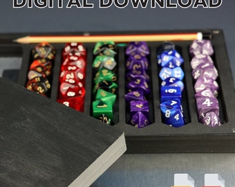 Puede incluir: Una caja de madera que contiene juegos de dados poliédricos en varios colores, incluyendo rojo, verde, morado y azul. Un lápiz descansa en la parte superior. El texto "DIGITAL DOWNLOAD" está en la parte superior. Iconos SVG y PDF en la parte inferior.
