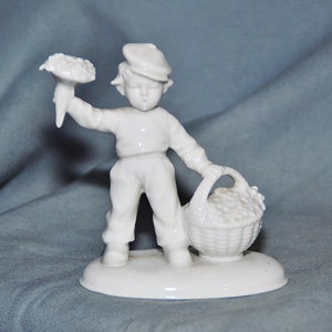 Porzellanfigur Kinderfigur Blumenverkäufer, Metzler & Ortloff, Ilmenau Thüringen, weiß