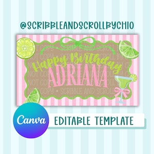 Op de afbeelding: Een rechthoekig verjaardagsbord-sjabloon met een roze en wit gestreepte achtergrond, een bruin middenpaneel met een groene geschulpte rand en de tekst Happy Birthday ADRIANA in groen en roze. Inclusief limoenschijfjes en een cocktailglas.