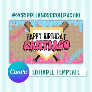 Op de afbeelding: Een rechthoekig grafisch ontwerp met een honkbal honkplaat gecentreerd over twee gekruiste honkbalknuppels. De tekst luidt Happy Birthday Santiago in een zwart en roze druipend lettertype. De achtergrond heeft een beige wafelpatroon met blauwe en roze hagelslag.