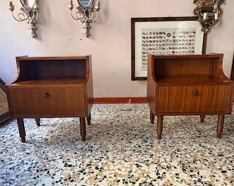 Set van twee vintage nachtkastjes, houten bijzettafels, retro slaapkamermeubelset, antieke nachtkastjes