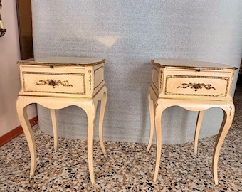 Para zabytkowych stolików nocnych, drewniane stoliki nocne, zestaw mebli do sypialni w stylu retro, antyczne stoliki nocne