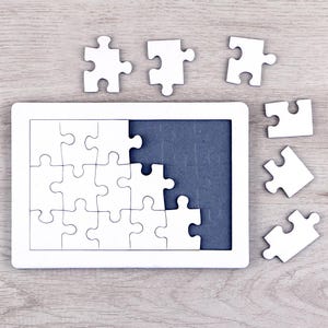 Pacote com 15 quebra-cabeças brancos emoldurados para desenhar ou pintar. Material educativo Montessori para terapia infantil.