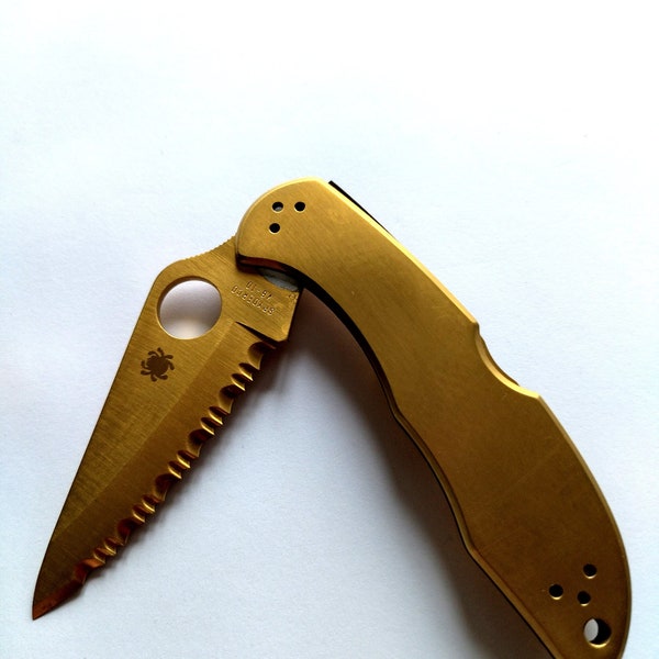 Knives Spyderco Delica Full Serated Gold PVD Coated. Melontools