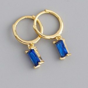 Belles boucles d'oreilles Huggie en cristal Créoles pour femme Petit pendentif en cristal Boucles d'oreilles minimalistes Cadeaux pour elle Cadeaux pour femme D5:Gold Blue