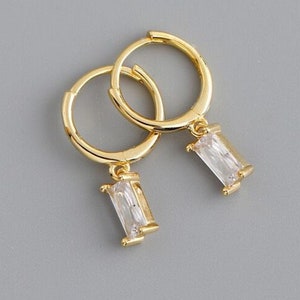 Belles boucles d'oreilles Huggie en cristal Créoles pour femme Petit pendentif en cristal Boucles d'oreilles minimalistes Cadeaux pour elle Cadeaux pour femme D1:Gold White