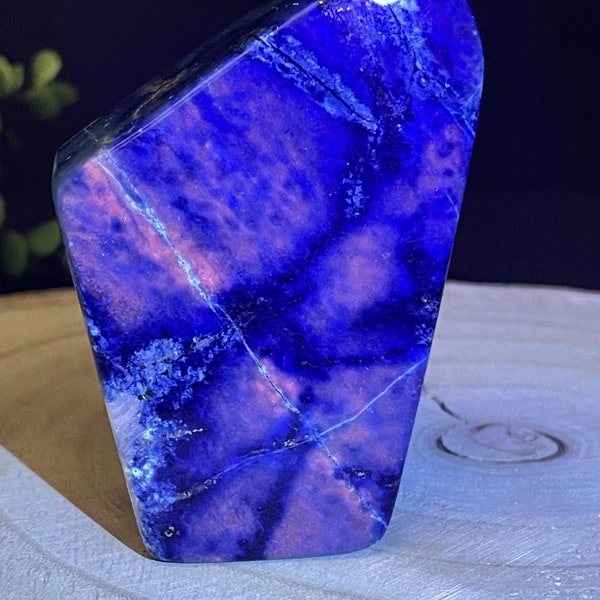 Seltenes fluoreszierendes Lapislazuli in Freiform aus den Hindukusch-Bergen – 425g Einzigartigkeit