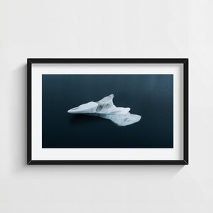 Stampa aerea di ghiaccio glaciale - Stampa murale di iceberg islandesi, foto artica minimalista, poster di acqua blu fredda, decorazione fotografica naturalistica nordica