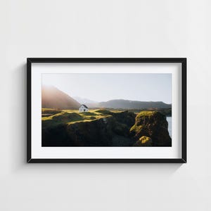 Stampa costiera islandese - Decorazione murale della casa bianca, Fotografia di cottage nordici, Foto di paesaggi marini, Arredamento minimalista per la casa costiera
